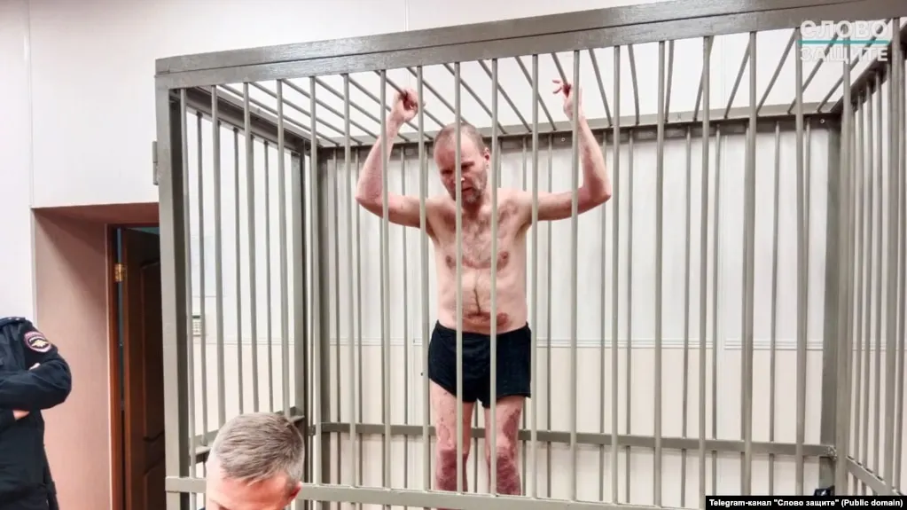 Политзаключённый Андрей Шабанов, осуждённый за пост в соцсетях, рассказал о систематических унижениях и тяжёлых условиях содержания, попросив помощи и призвав к обмену заключённых.