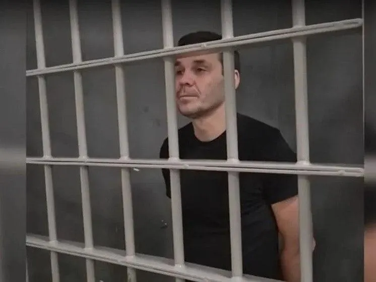 48-летний гражданин России и Швеции Максим Артемов осуждён к 14 годам колонии строгого режима по делу о госизмене; материалы дела касаются денежных переводов в ВСУ и сомнений в достоверности показаний силовиков.