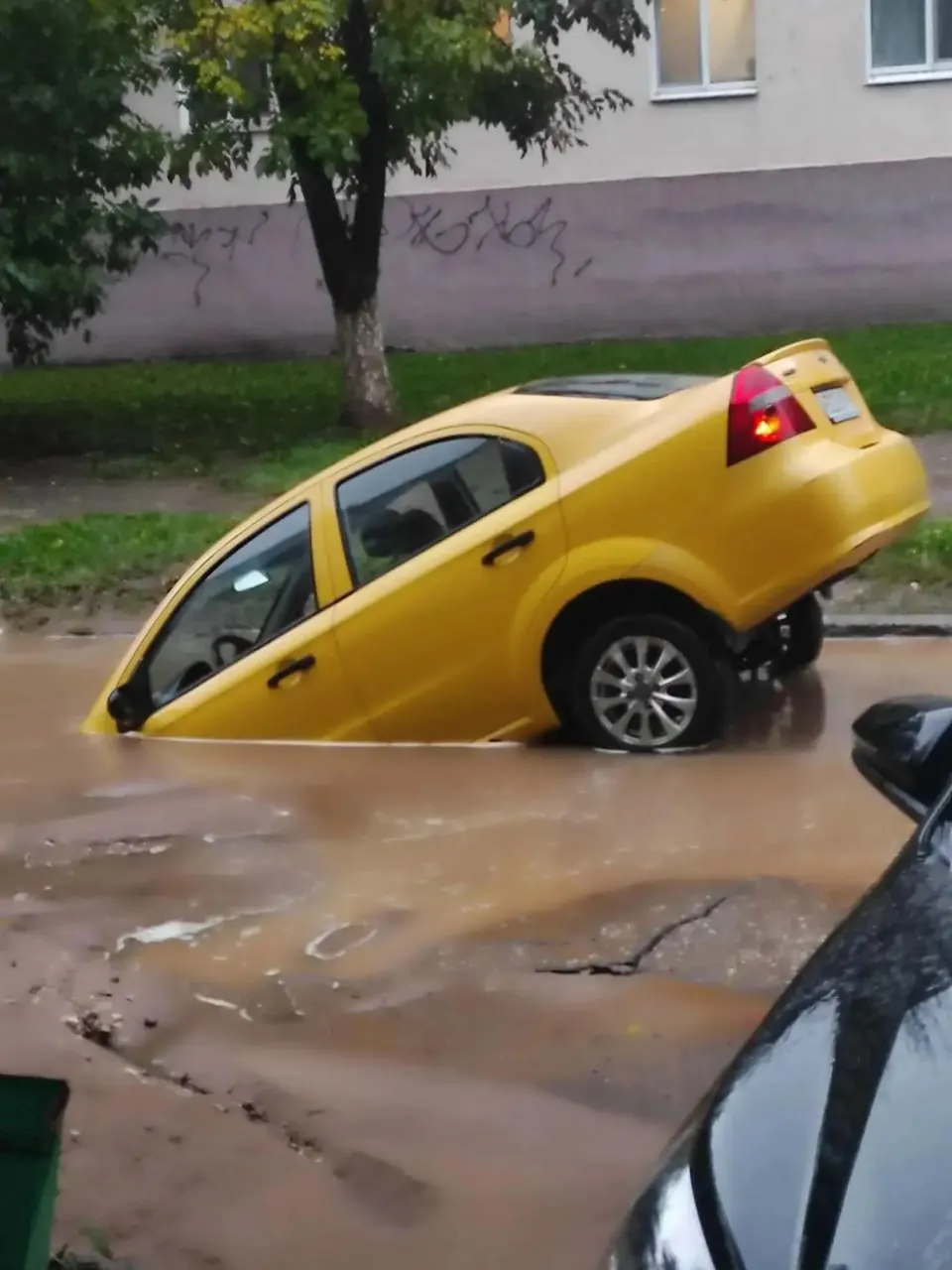 На улице Островского, 30, автомобиль ушёл в яму и оказался под водой. Водитель успел выбраться до погружения. Пострадавших нет. Кузов, электрика и двигатель оказались под водой; салон залило песком.