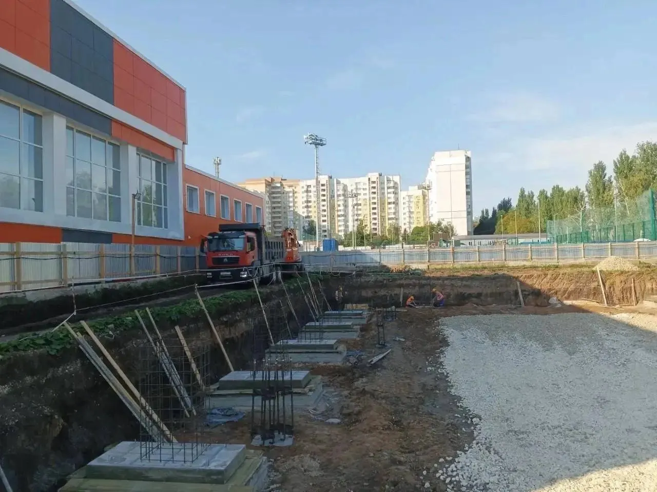 Новый баскетбольный комплекс появится в Промышленном районе Самары; строительство финансируется за счёт федерального и областного бюджетов, открытие запланировано на 2027 год.
