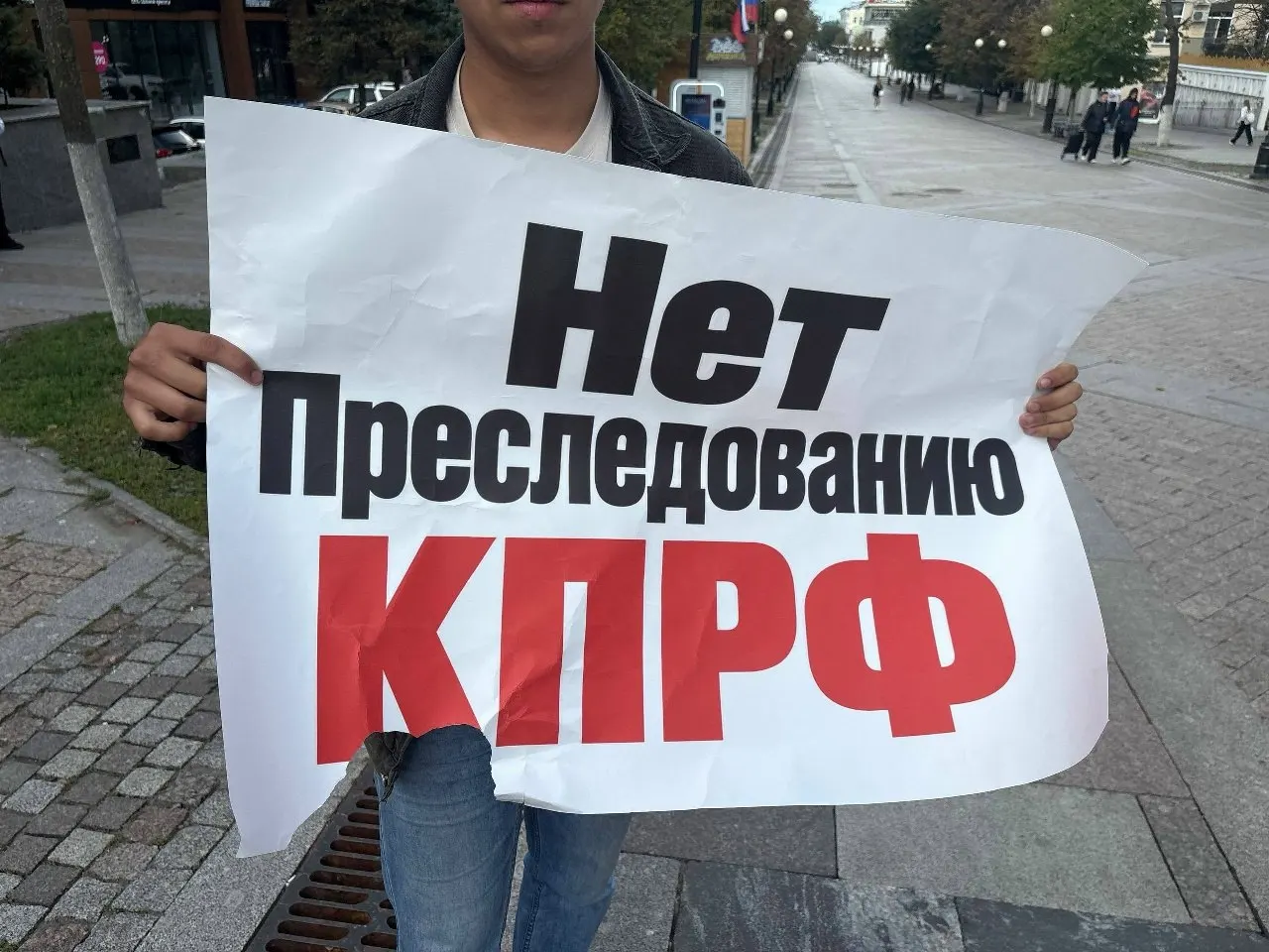 Неизвестные напали на активистов в Пензе, сорвали плакат и угрожали насилием; incident подтвержен рядом регионов. Задокументированы случаи административного давления на КПРФ и удаления кандидатов с выборов.