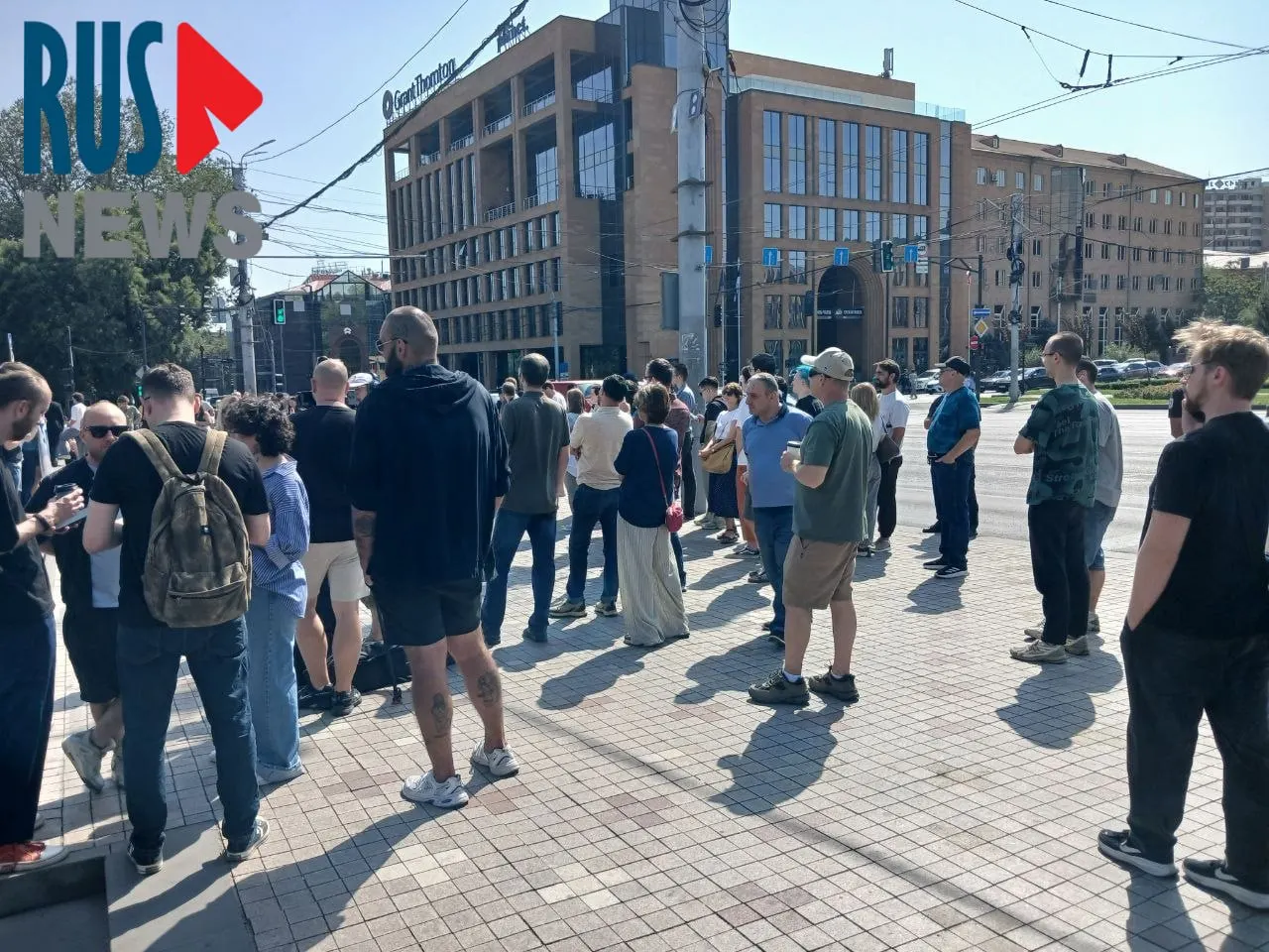 У входа в посольство РФ в Ереване к полудню сформировалась длинная очередь желающих проголосовать за рубежом; среди них туристы, активисты и правозащитники; рядом проходит митинг.
