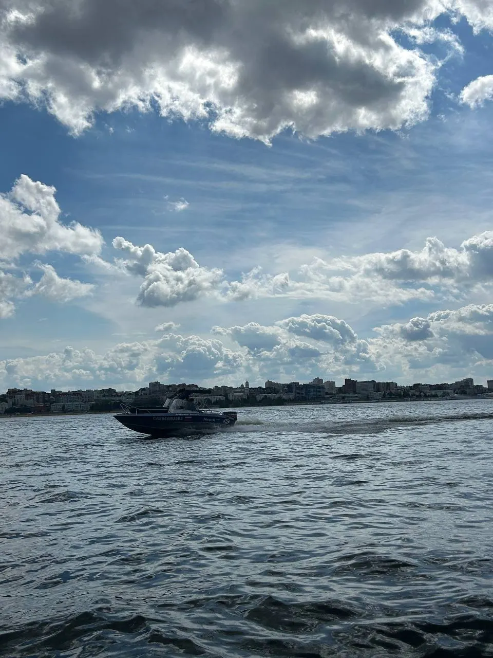 На всех пляжах Самары завершён купальный сезон; спасатели сняты с дежурства, купаться можно, но вода холодная.