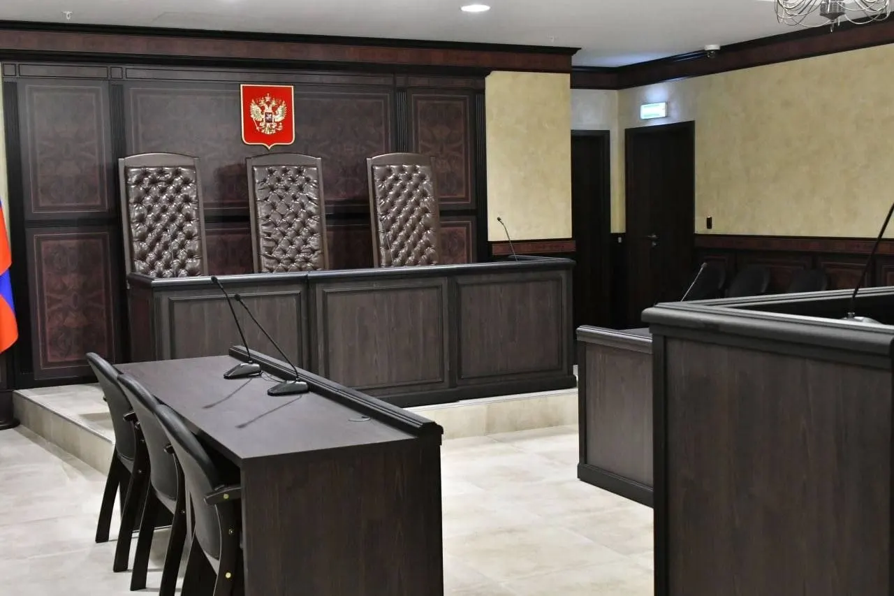 Следователи заявляют, что обвиняемые оформили без ведома абонентов не менее восьми сим-карт и перепродали номера за деньги; четверо подозреваемых арестованы.