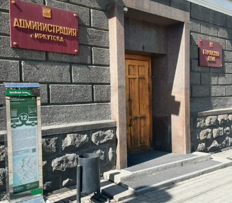Разбирательство по делу о картельном сговоре в организации горячего питания в школах затрагивает Иркутск и Самару; власти пытаются переложить ответственность на директоров школ, расследование продолжается.