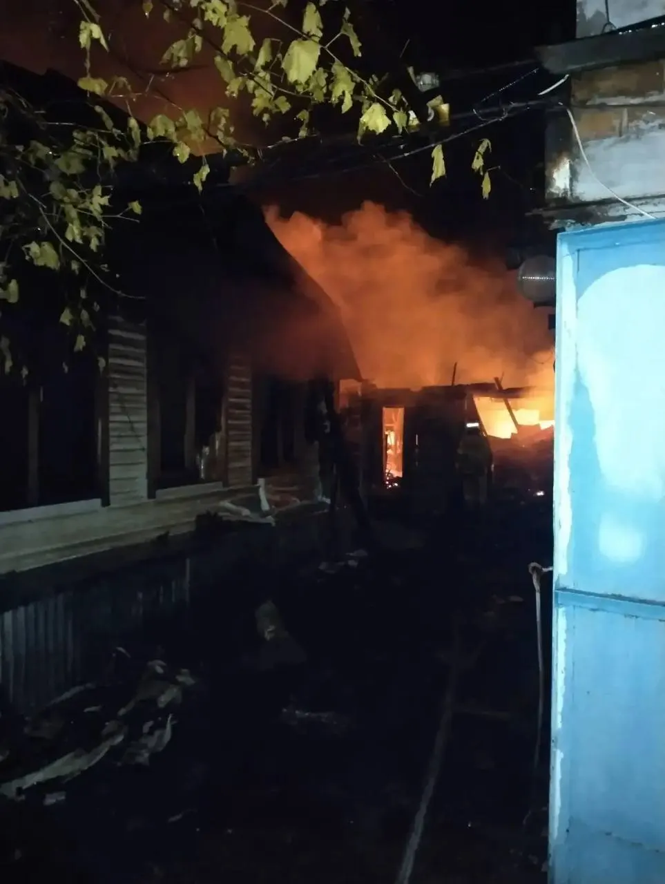 Пожар охватил около 400 квадратных метров; пострадавших нет, причины возгорания уточняются.