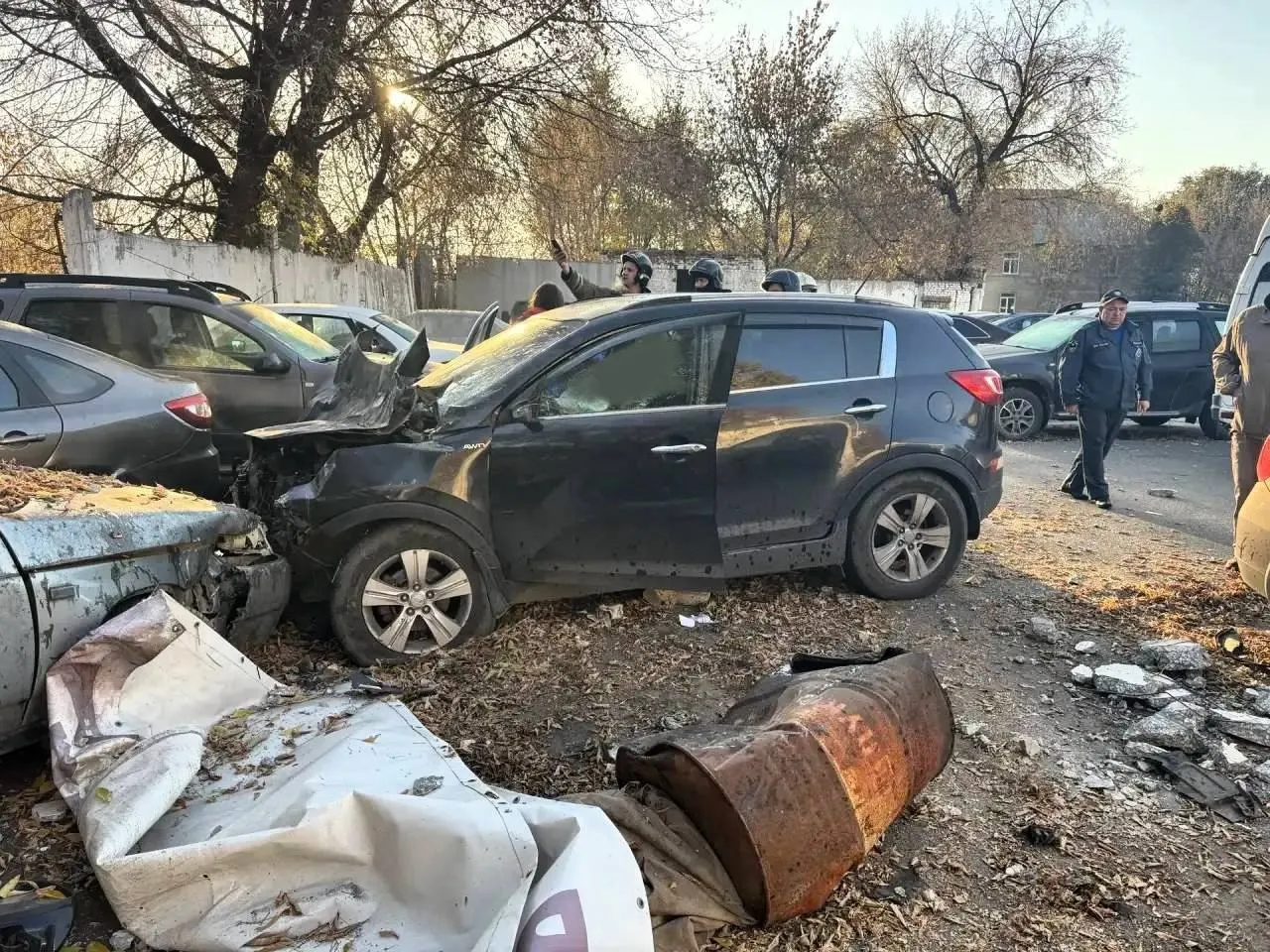 По предварительным данным, водитель Kia Sportage врезался в бетонную стену и задел три припаркованные машины; пострадавший погиб на месте.