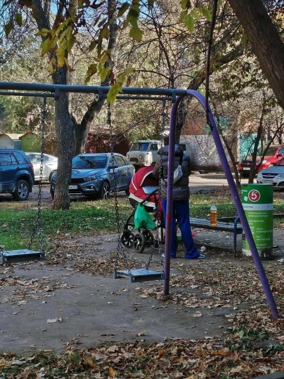 В Самаре разыскивают мать двухмесячной девочки, найденной возле мусорных баков; прохожий сообщил полиции о случившемся.