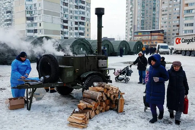 Независимая комиссия ООН заявила о военных преступлениях России, систематически атаковавшей энергетическую инфраструктуру Украины; доклад основан на свидетельствах 255 жителей и данных медиков.