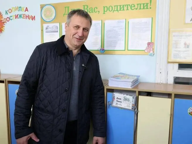 Во время визита мэра города в детский сад он заметил шкафчик с именем своего однофамильца.