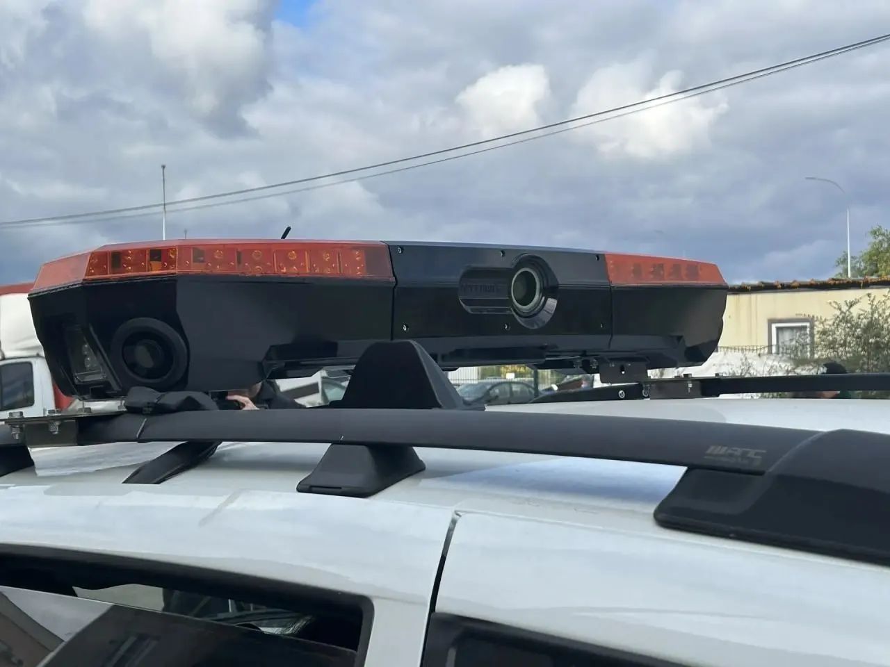 Новая система на ходу считывает номера автомобилей вокруг служебной машины на 360 градусов, включая плохую видимость, и мгновенно уведомляет судебных приставов.
