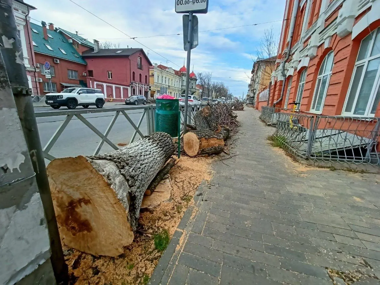 На улице Фрунзе спилили деревья на участке от Филармонии до Некрасовской.