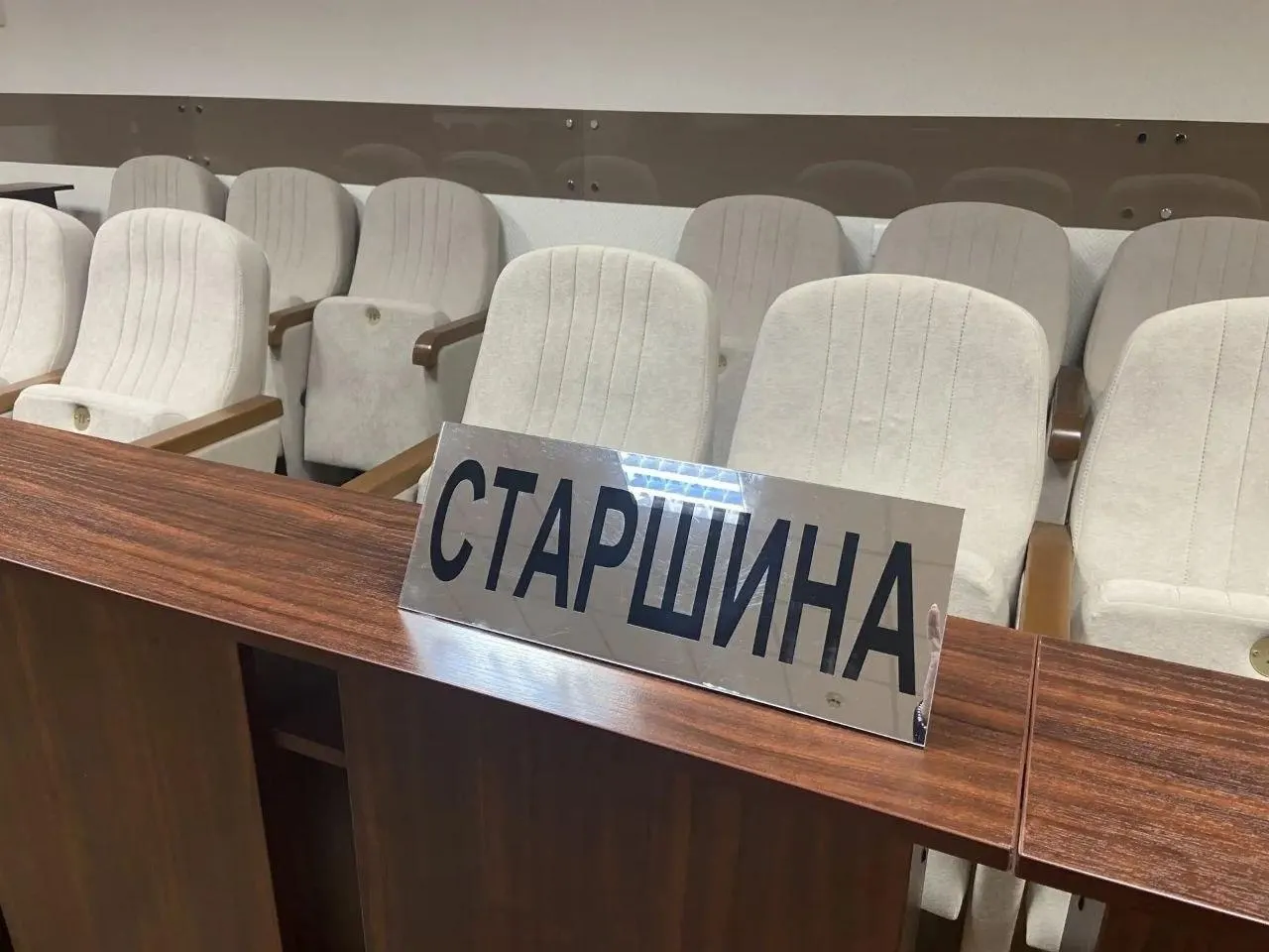 Предлагаемые изменения сокращают число заседателей и вводят участие судьи в совещании. Разбираемся, что это значит для процесса.