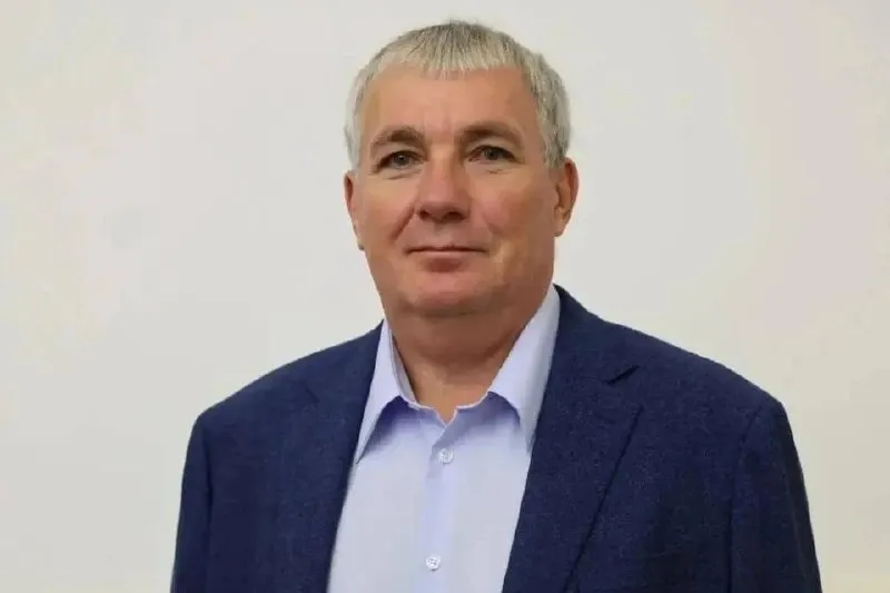 Новый руководитель Кировского района Самары: Суслин — опытный управленец, родившийся в Самарской области; ранее занимал руководящие должности в частном секторе и в администрации Ленинского района Самары.
