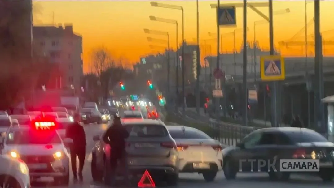 ДТП на перекрёстке Ново-Садовой (дублер) и 22-го Партсъезда в Самаре спровоцировало затруднение движения; на месте работают сотрудники ГИБДД, водителей просят планировать маршруты.