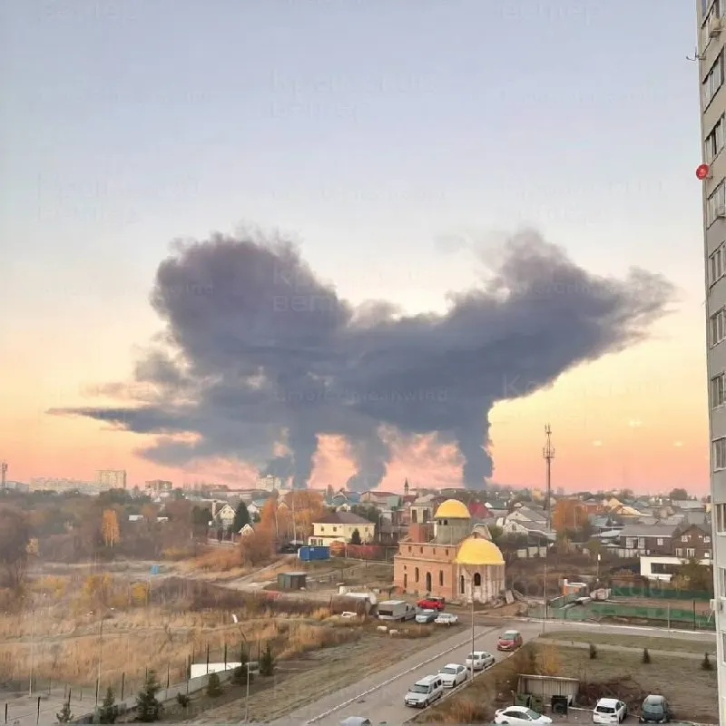 Пожар на НПЗ в Новокуйбышевске стал причиной задержек и отмен рейсов в Москве после ночных атак беспилотниками.