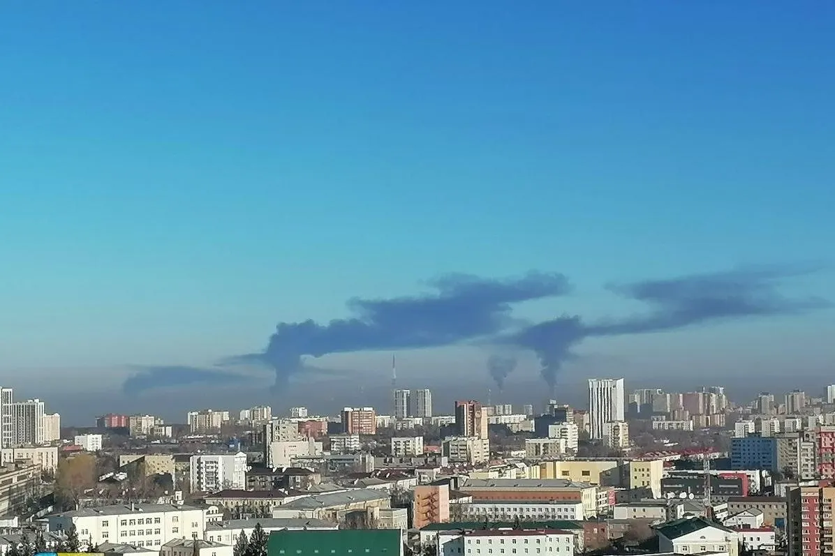 Ночью в северной промзоне Уфы произошёл пожар после атаки беспилотников. Росавиация ввела временные ограничения на приём и отправку рейсов в аэропорту Уфы; аналогичные меры применены в Казани, Самаре, Екатеринбурге и других городах.